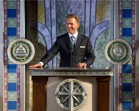 O Sr. David Miscavige, Presidente da Junta de Religious Technology Centere líder eclesiástico da religião de Scientology, oficializou a inauguração da nova Igreja de Scientology de Sacramento.