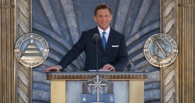 O Sr. David Miscavige, Presidente do Conselho do Religious Technology Center e líder eclesiástico da religião de Scientology oficiou, dedicou a nova Igreja de Scientology de Los Angeles no dia 24 de abril de 2010, contando com a presença de funcionários governamentais citadinos, do condado e estatais e 6000 Scientologists e os seus convidados.