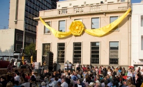 Líderes cívicos e do governo dirigiram-se à multidão de milhares, saudando o novo Centro de Melhoramento da Vida de Scientology do bairro de Braamfontein em Joanesburgo.