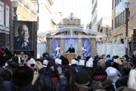 1500 Scientologists e simpatizantes de todo o Canadá e Estados Unidos encheram as ruas no 665 Rue Saint-Joseph, no centro do bairro de Nouveau Saint-Roch para comemorar esta nova Igreja.