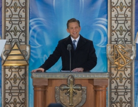 O Sr. David Miscavige, Presidente do Conselho do Religious Technology Center e líder eclesiástico da religião de Scientology, dedicou o novo lar da Igreja de Scientology do Quebeque/Église de Scientologie de Québec.