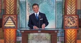 O Sr. David Miscavige, líder eclesiástico da religião de Scientology e Presidente do Conselho do Religious Technology Center, presidiu ao corte da fita na nova Igreja de Scientology de Pasadena.