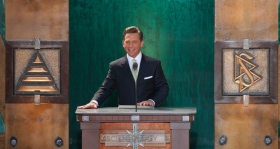 O Sr. David Miscavige, líder eclesiástico da religião de Scientology e Presidente do Conselho de Religious Technology Center, inaugurou a nova Igreja de Scientology do Estado de Washington.