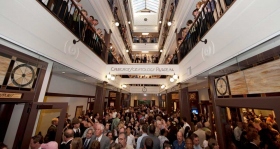Depois da fita ter caído, milhares de Scientologists e convidados visitaram a espetacular galeria de quatro andares com claraboia da Igreja.