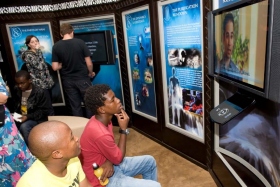 Aqueles que visitam o novo Centro de Melhoramento da Vida de Scientology fazem visitas autoguiadas pelas exibições em multimédia ilustrando as crenças e práticas de Scientology, a vida e o legado do Fundador, L. Ron Hubbard, e os programas globais de melhoramento social e humanitário da Igreja.