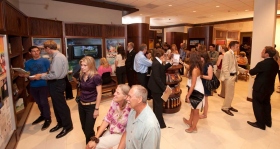 A seguir à cerimónia de abertura, milhares de pessoas visitaram o Centro de Informação Público da nova Igreja de Scientology de Pasadena.