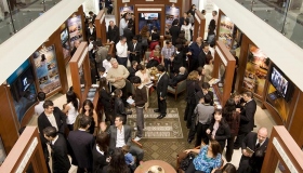 No novo Centro de Informação Público da Organização Ideal milhares de pessoas aprendem sobre as crenças e práticas da religião de Scientology, a vida do Fundador L. Ron Hubbard, e os muitos programas de melhoramento social e de amplo alcance na comunidade patrocinados por Scientology.