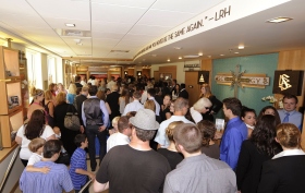Depois da queda da fita, Scientologists e convidados seguiram para a estrutura de vidro e tijolo de 3200 metros quadrados na 300 West Harrison, para visitar a nova Igreja de Scientology do estado de Washington em Queen Anne.
