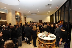 Depois que a fita foi cortada no edifício totalmente renovado no 2761 Emerson Avenue, Scientologists e convidados visitaram a nova Igreja de Scientology e Centro de Celebridades de Las Vegas.