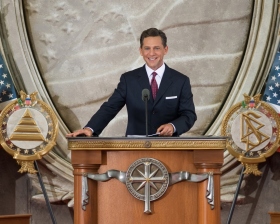O Sr. David Miscavige, Presidente do Conselho e líder eclesiástico da religião de Scientology, oficiou a dedicação deste dia, inaugurando uma nova Igreja na capital da nação.