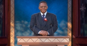 “Eu penso que é apropriado agradecer à Igreja de Scientology, particularmente à Comissão dos Cidadãos para os Direitos Humanos, em expor as práticas mais horrendas do sistema do apartheid de tratamento mental de pessoas”, diz o Dr. Ben Ngubane, Ministro de Artes, Cultura, Ciência e Tecnologia.