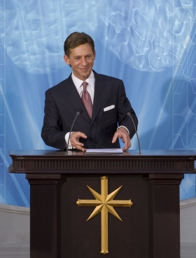 O Sr. David Miscavige, líder eclesiástico da religião de Scientology, dedicou a Igreja de Scientology de Espanha, ao saudar as milhares de pessoas na assistência na sua nova igreja.