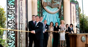 O Sr. Miscavige conduziu a cerimónia do corte da fita, acompanhado por executivos da Igreja e convidados especiais, para abrir oficialmente as portas da Igreja de Scientology de Nashville e Centro de Celebridades para todos.