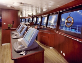 A ponte totalmente digital do Freewinds, com os seus sistemas de radar Kelvin-Hughes modernos e as suas janelas panorâmicas, permite uma visão de 360 graus.