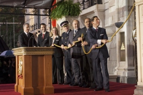 Entre aqueles que se unem ao Sr. Miscavige no palco para o tradicional corte da fita estava um chefe de polícia de Londres, o Vereador da cidade de Londres e um representante das Nações Unidas.