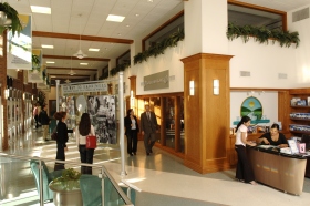 Dentro da The Way to Happiness Foundation em Glendale, Califórnia.