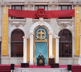 O Sr. Miscavige dedicou o Edifício histórico restaurado Transamérica, no centro de San Francisco, a uma nova era de atividade espiritual.