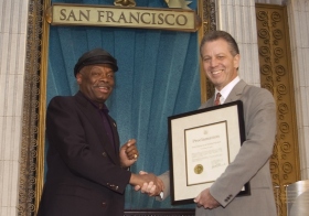 Na ocasião, o Presidente da Câmara de San Francisco, Willie Brown (à esquerda) apresentou uma proclamação a elogiar a Igreja “pelos seus esforços no sentido de tornar a área da baía um lugar melhor para as pessoas de todas as raças, cores, credos e estilos de vida”.