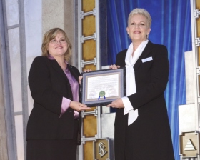 A Vice-Presidente da Câmara Cindy Chávez (à esquerda) apresentou uma proclamação de “Semana da Igreja de Scientology” da Cidade de San Jose e agradeceu à Igreja pelas suas muitas contribuições à comunidade.