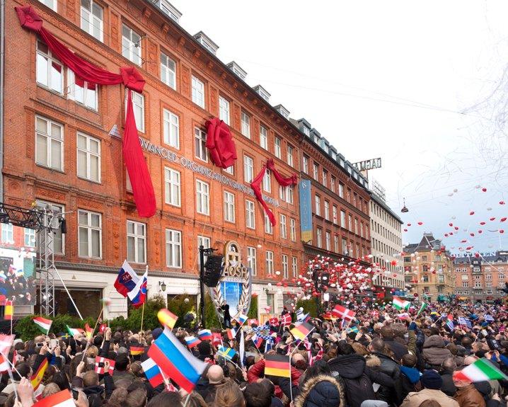 Milhares de Scientologists de mais de 30 nações reuniram-se no centro da cidade de Copenhaga para celebrar a inauguração da Organização Avançada e Saint Hill Europa Ideal (AOSH EU). A AOSH EU é uma Organização multilíngue que entrega os Níveis Avançados da Ponte de Scientology para a Liberdade Total a todos os Scientologists por todo o continente.