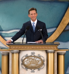 “O ponto principal é o mesmo dos últimos oitenta anos e mais: este Fort Harrison é e será sempre um marco e lar para todos em Clearwater”, disse Sr. David Miscavige, líder eclesiástico da religião de Scientology, antes do corte da fita para o marco histórico restaurado.